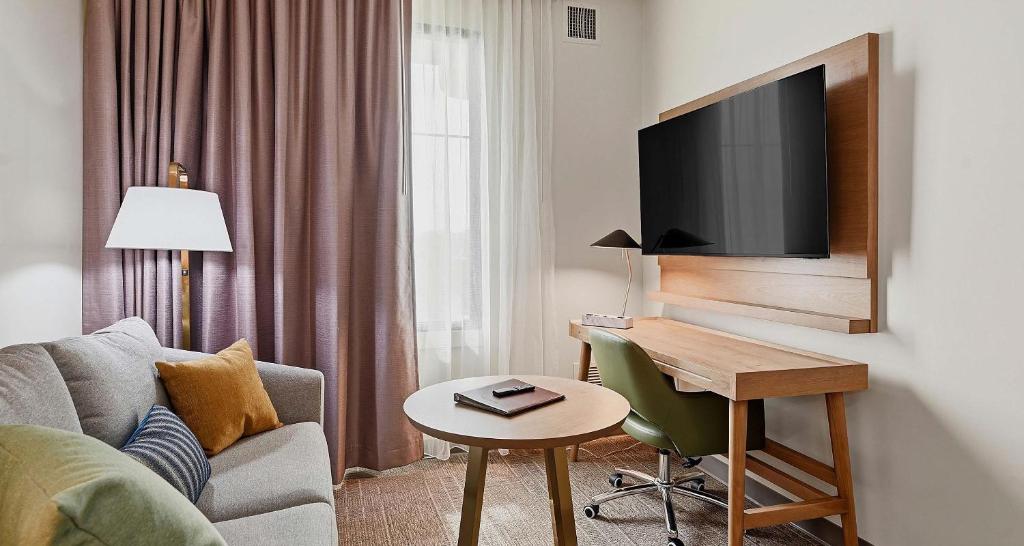 Best Western PLUS Hannaford Inn & Suites photo
