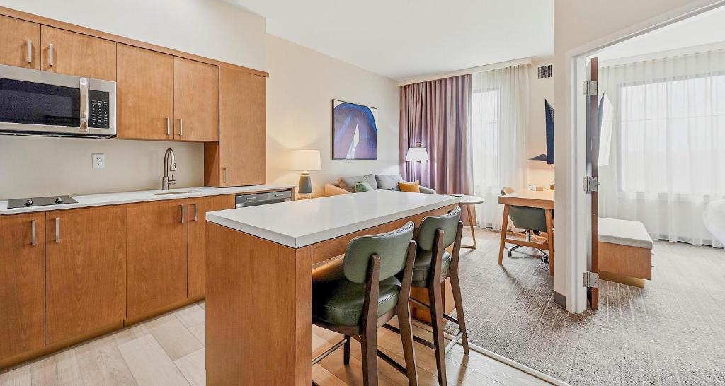 Best Western PLUS Hannaford Inn & Suites photo