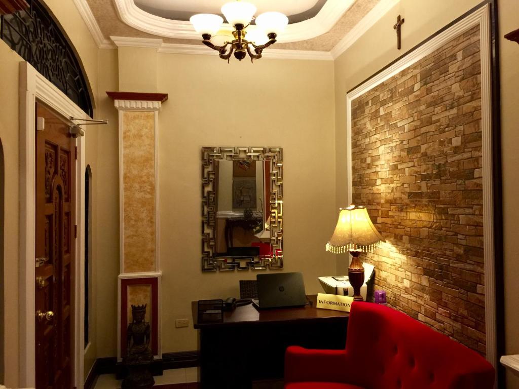 Area soggiorno di The Executive Villa Inn & Suites