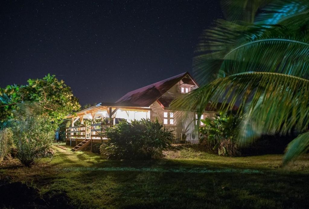 a house at night with a starry sky at Kazabat à Marie-Galante in Grand-Bourg