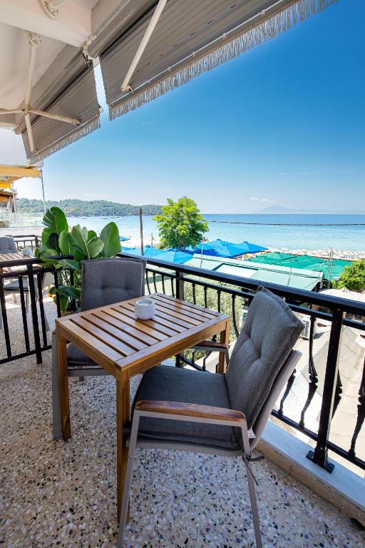 a table and chairs on a balcony with the beach at Margarita Fresh Studios in Potos