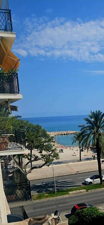 MENTON - Appartement luxe Climatisé- vue et bord de Mer - plage