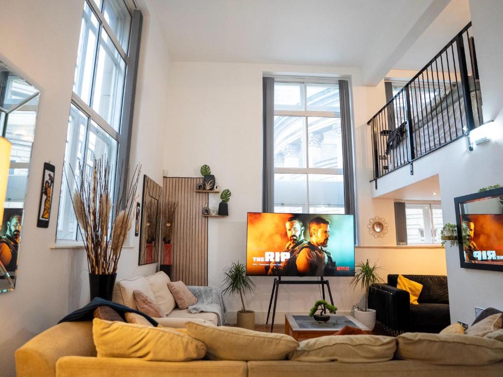 a living room with a couch and a tv at Sheffield City Centre Large Luxury Apartment Sleeps 4 in Sheffield