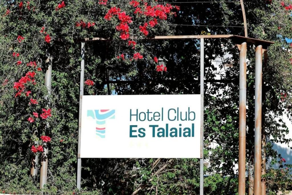 a sign for a hotel club es taliah at hotel apartamento es Talaial in Cala d´Or
