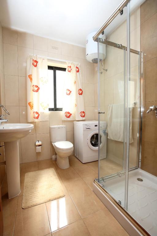Kamar mandi di Hili Complex