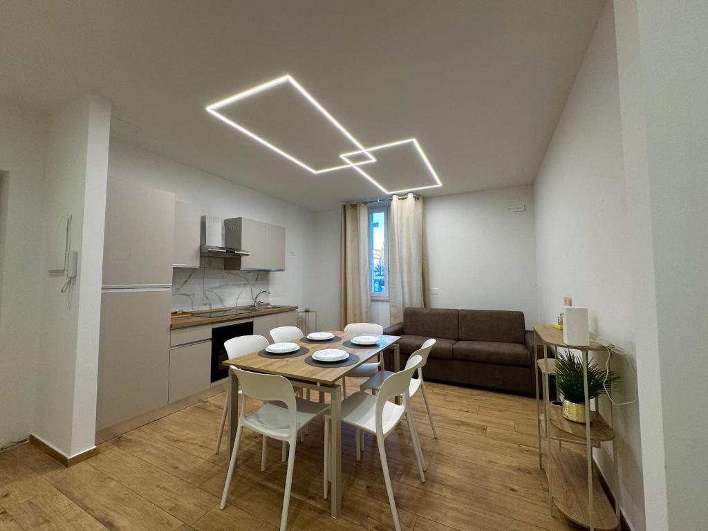 a kitchen and a dining room with a table and chairs at FraDom House in Montesilvano