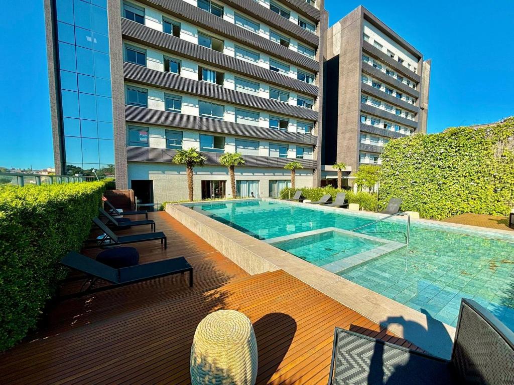 a swimming pool in front of a building at Linked 1001 - Aconchegante e dentro do Shopping in Porto Alegre