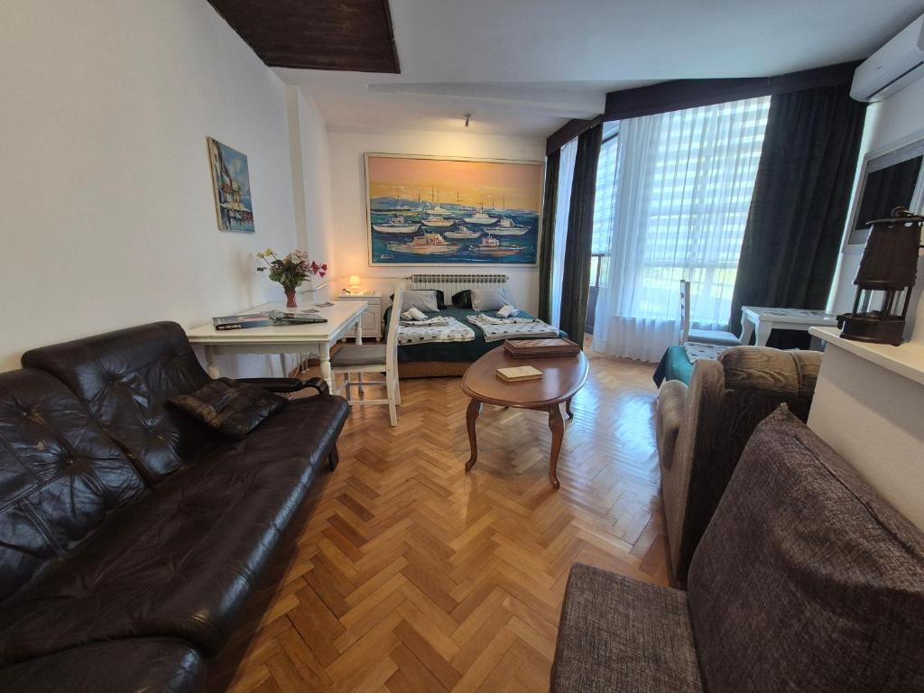 a living room with a couch and a table at Apartmani CARDAK in Paša Bunar