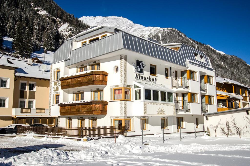 イシュグルにあるKlaushofの雪山のホテル