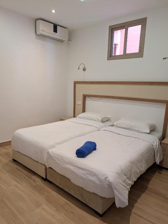 ein Schlafzimmer mit zwei Betten, auf denen ein blaues Handtuch liegt in der Unterkunft Side surfing in Aourir
