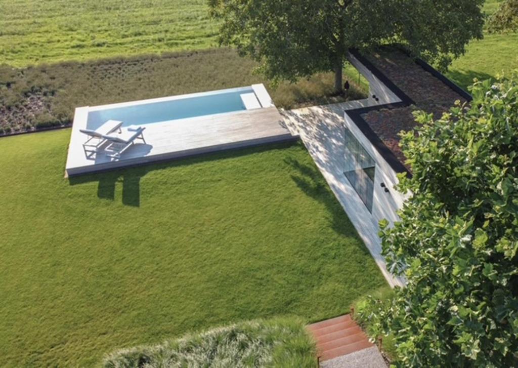 an overhead view of a swimming pool in a yard at Maison Lillie in Zonnebeke