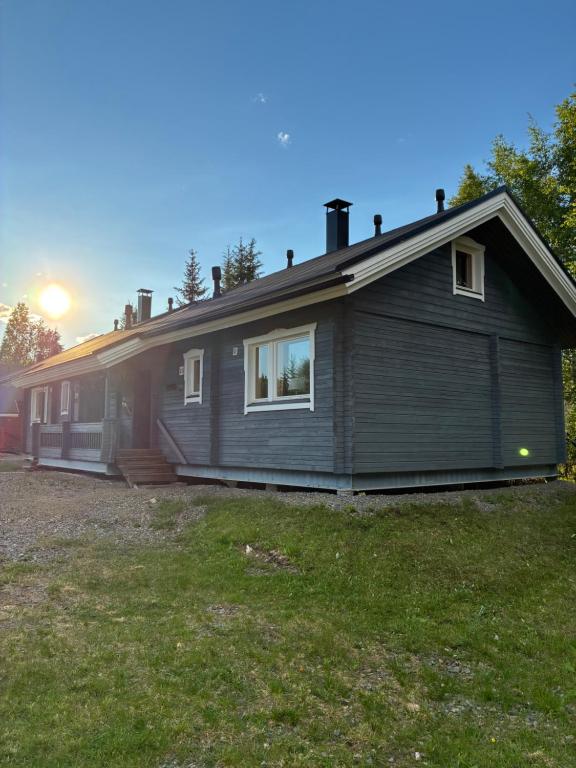 a house that is sitting on top of a yard at Yllästölli 2 D, Äkäslompolo in Kolari