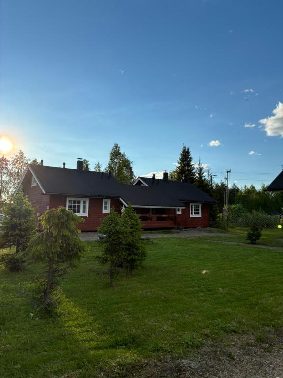 ein Haus mit einem Vorgarten in der Unterkunft Yllästölli 2 A, Äkäslompolo in Kolari