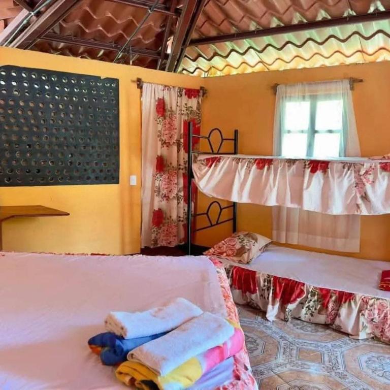 two beds in a room with towels on the floor at Quinta Gualca in Condega