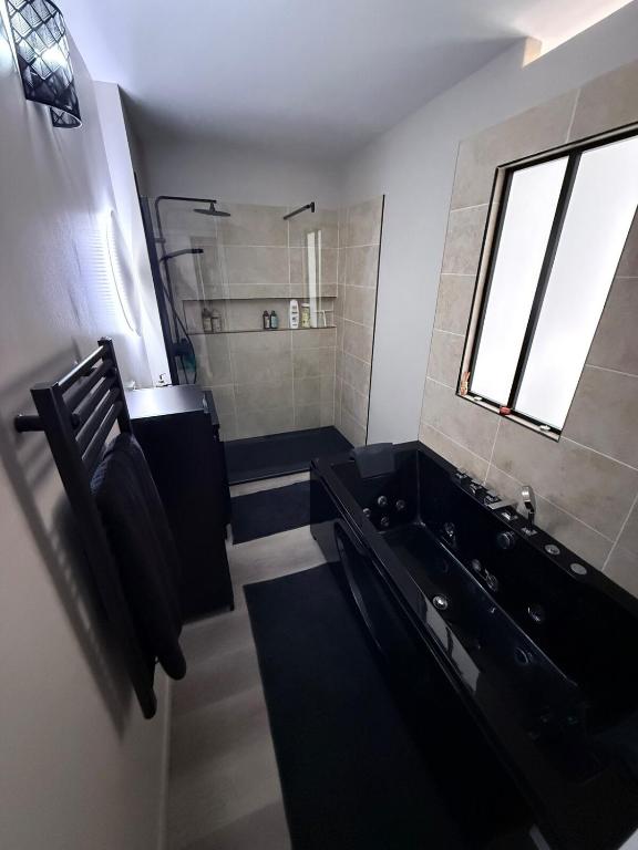a bathroom with a black sink and a shower at LebonCosy in Limoges