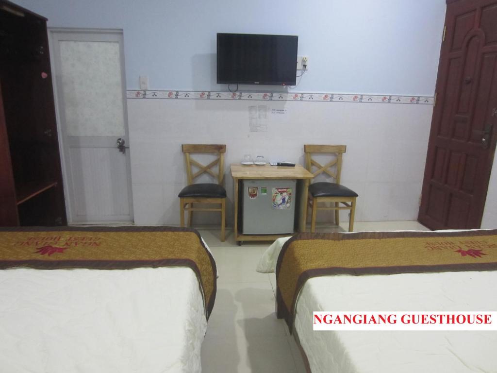 TV a/nebo společenská místnost v ubytování Ngan Giang Guesthouse