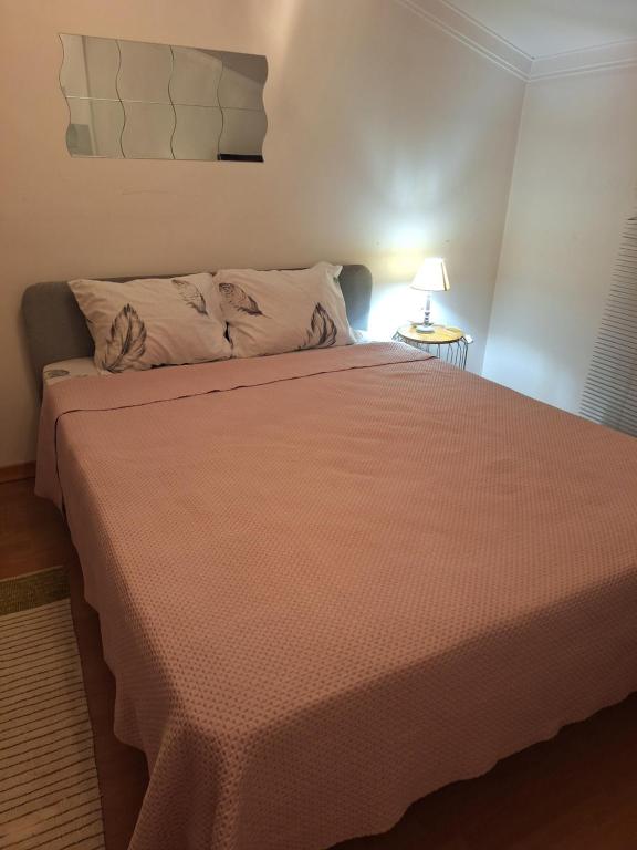 a bedroom with a large bed with a pink blanket at House Heart in Amora