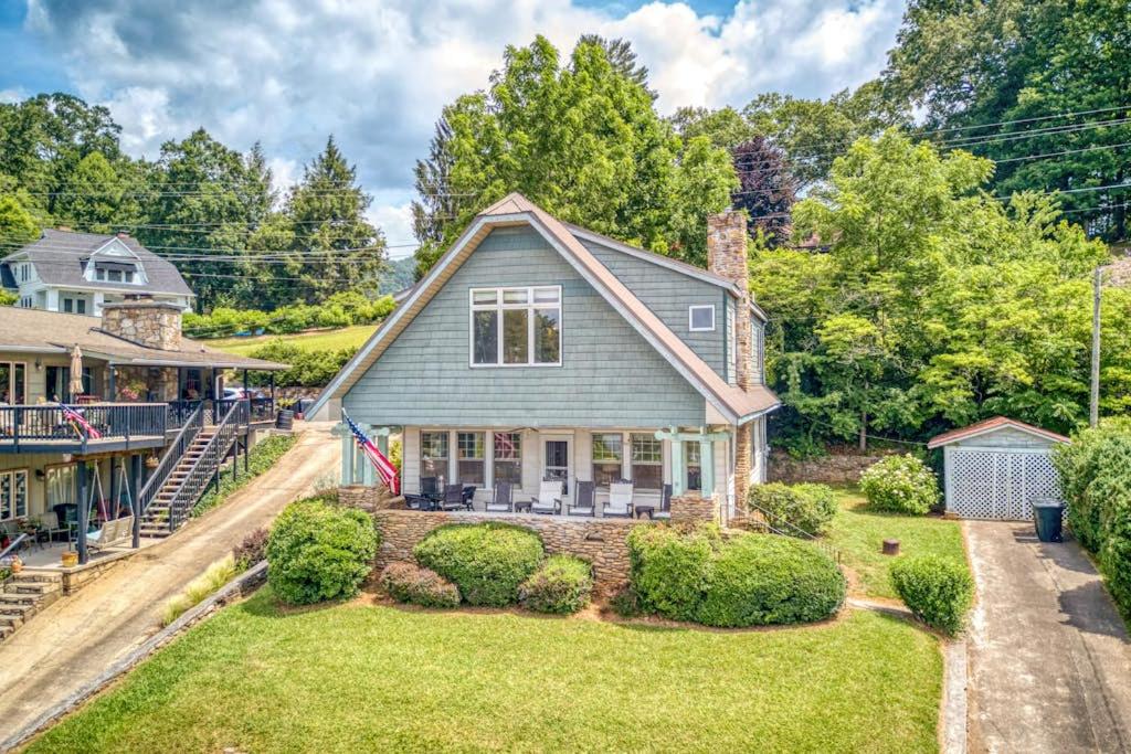 an exterior view of a house with a yard at Chapel Side in Lake Junaluska