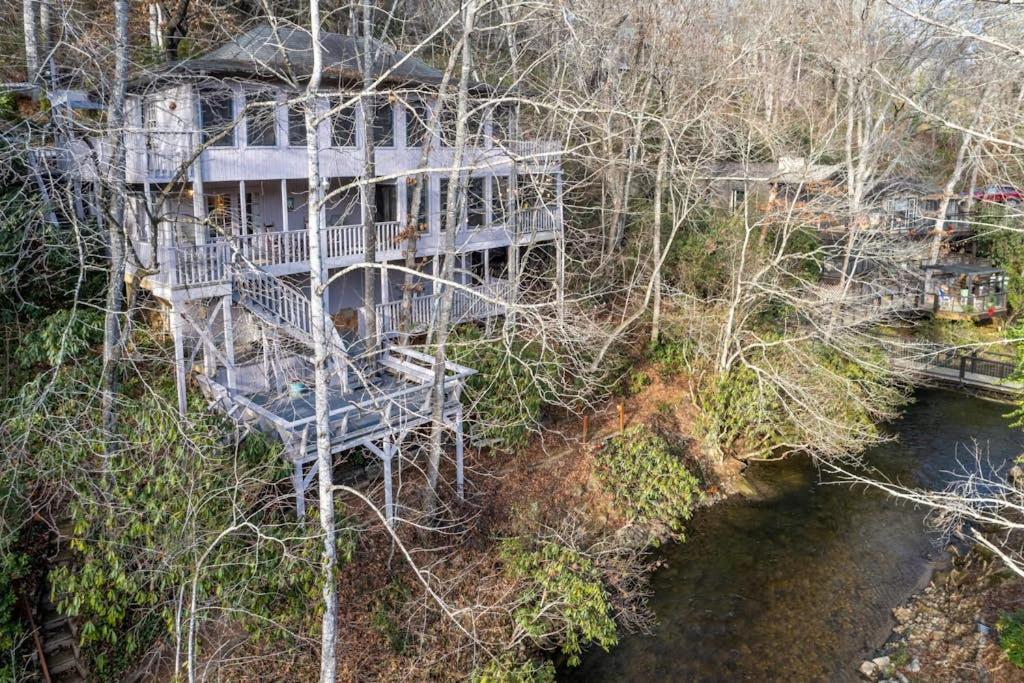 an aerial view of a house in the trees at Creekside Lodge in Franklin