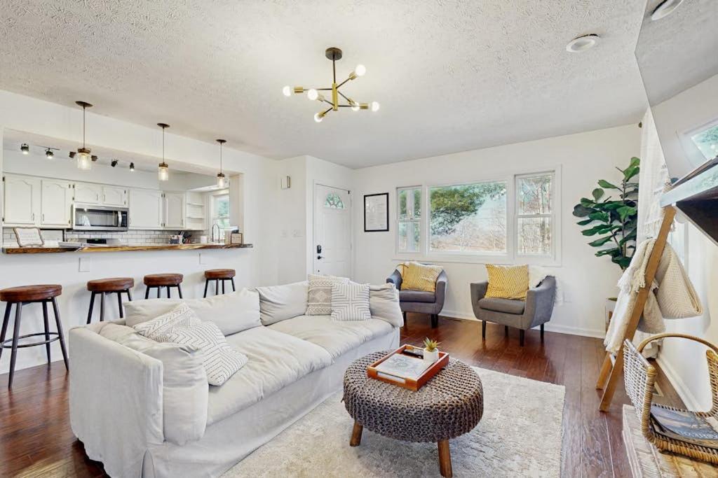 a living room with a white couch and a kitchen at Casa Amarilla in Arden