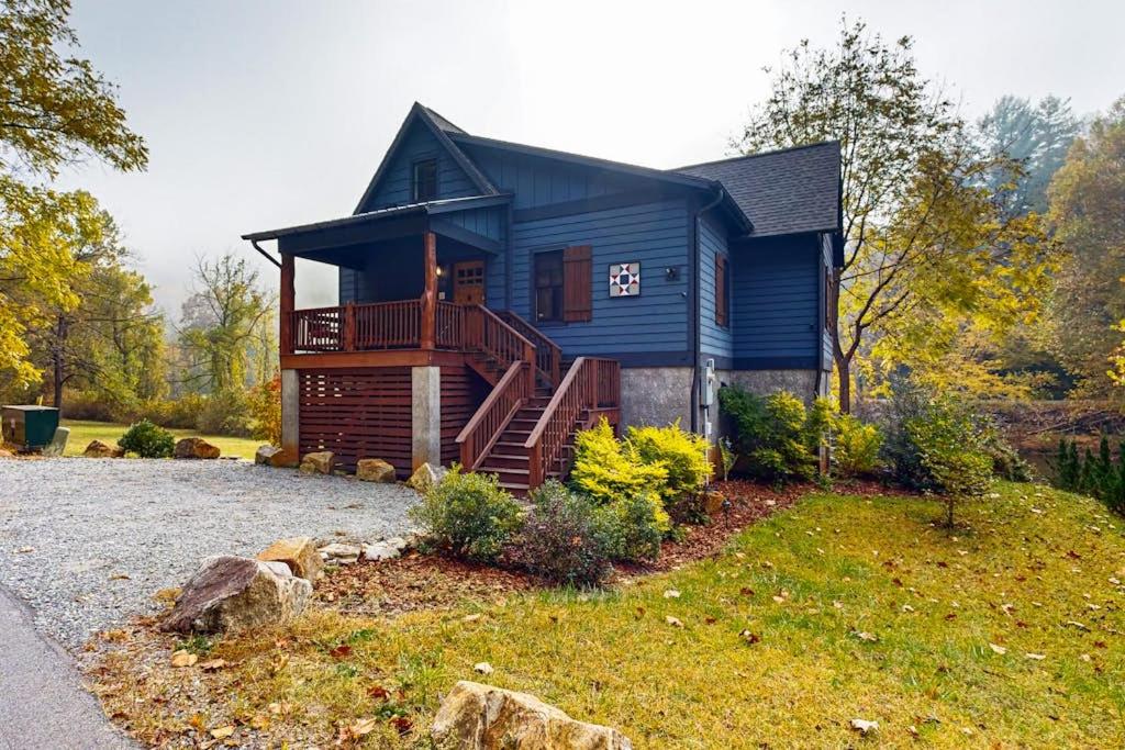 ein blaues Haus mit einer Treppe im Hof in der Unterkunft at E's in Cullowhee
