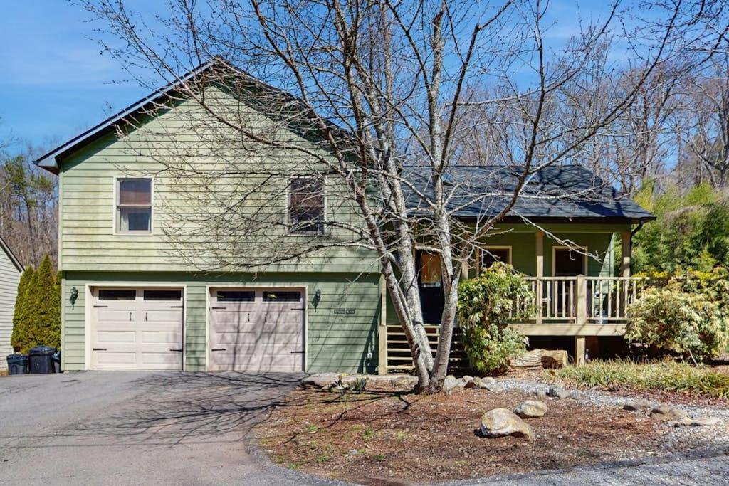ein Gewächshaus mit Garage und Veranda in der Unterkunft Ripple Run in Sylva