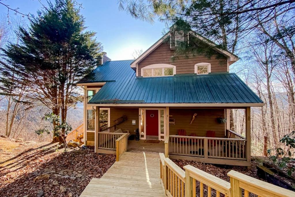 una casa con un portico e un tetto blu di High Falls a Cullowhee