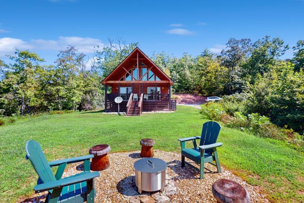 a home with two chairs and a cabin in the grass at Nanuk in Franklin