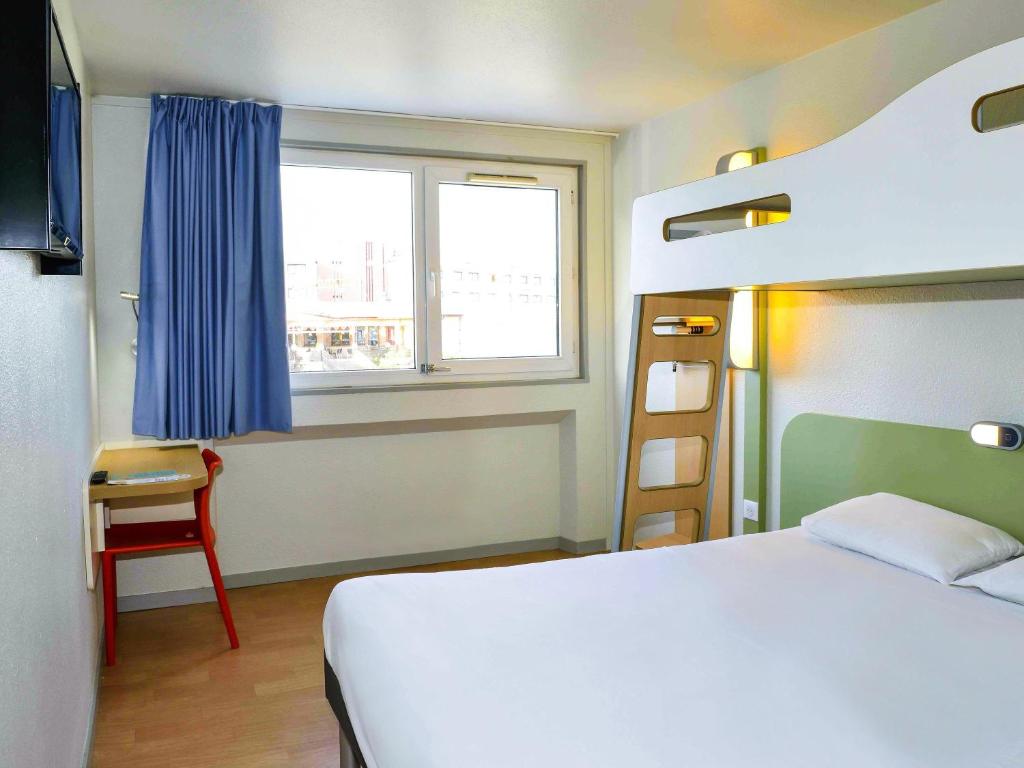 ibis budget Bordeaux Lac - Standard Room With One Double And One Bunk Bed