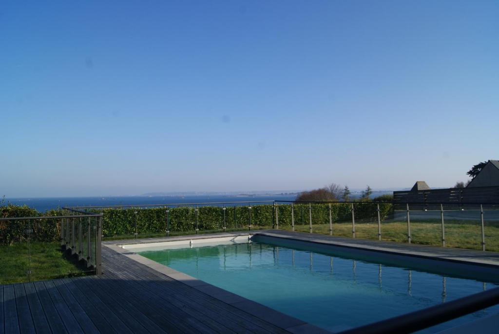 een zwembad met uitzicht op de oceaan bij Residence Kersaliou in Roscoff