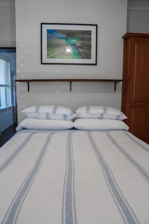 Beach Heritage On Horseshoe Guest House - Queen Room With Balcony