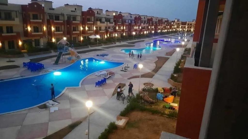 a view of a swimming pool at night at لاسرينا عيون موسي in Az Zaytīyah