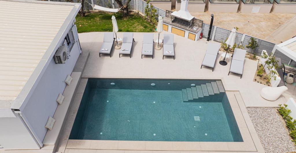 an overhead view of a swimming pool in a house at Moonlit Villa in Planos