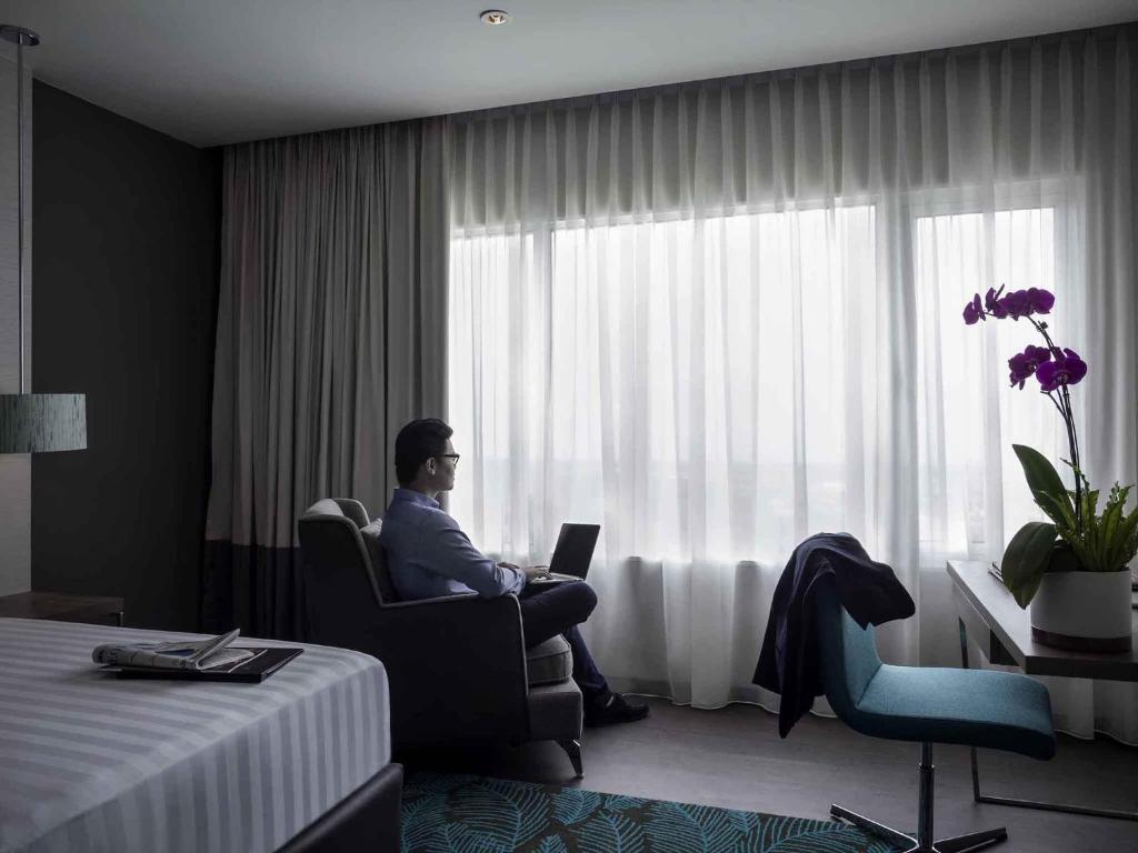 Pullman Miri Waterfront - Deluxe Executive King Room With Sea View