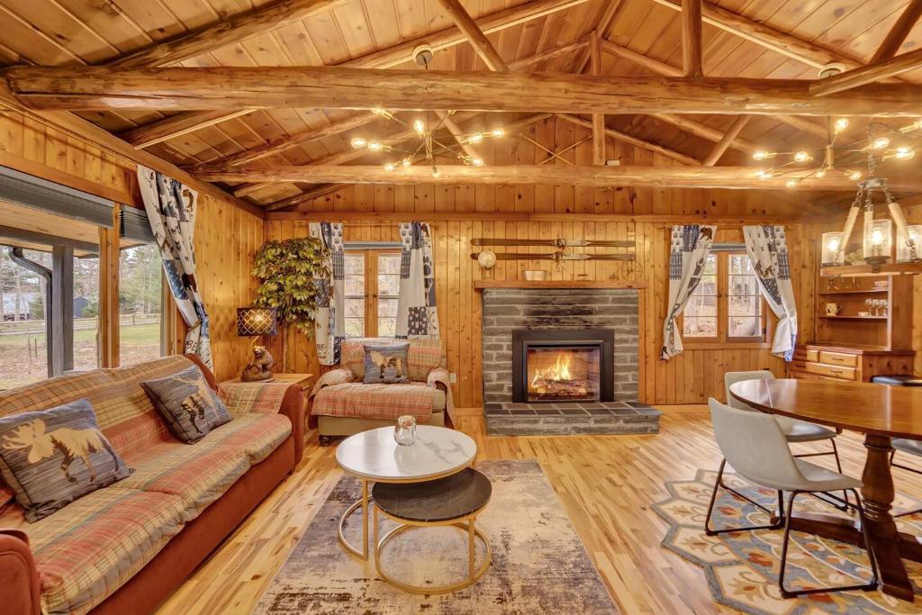 a living room with a couch and a fireplace at Beartop Lodge Cozy Rustic Cabin Fire Pit in Blakeslee