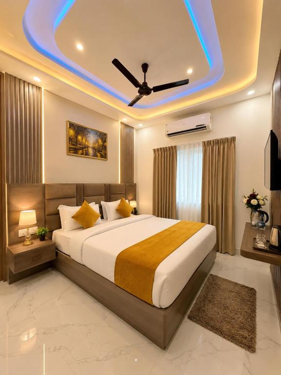 a bedroom with a large bed with a ceiling at Hotel Prabh Aasra Near Shree Ram Mandir in Ayodhya
