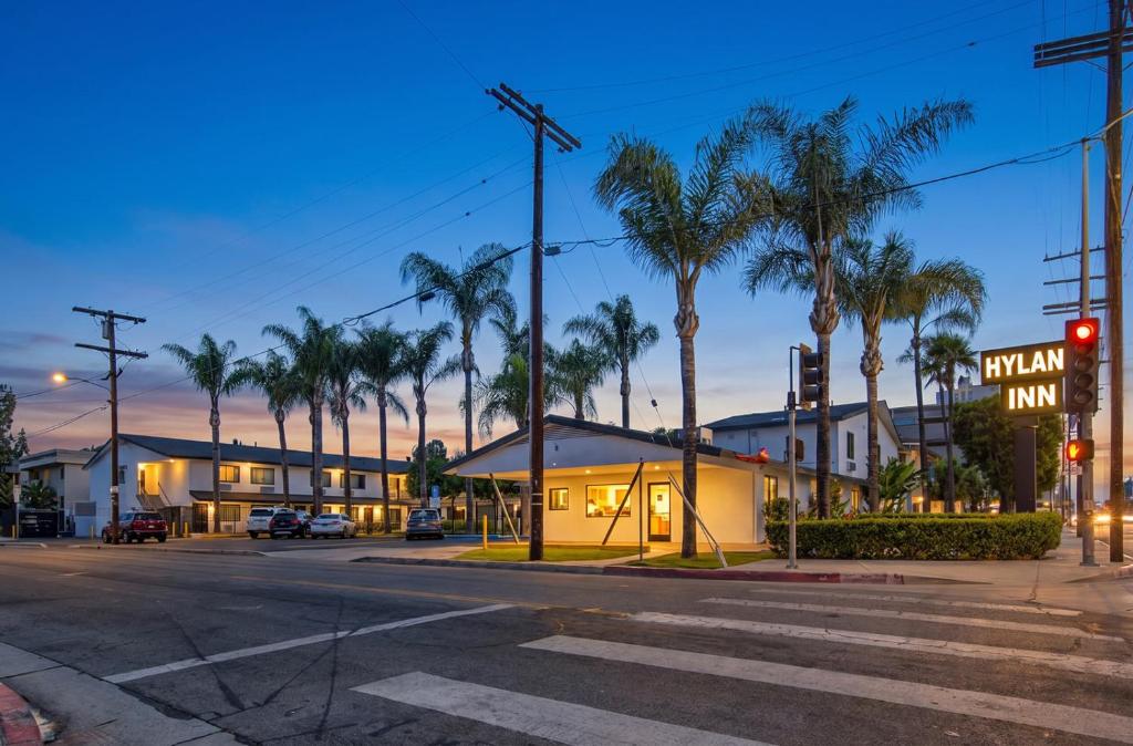 an intersection at an intersection with a hotel with palm trees at Hyland Inn Van Nuys in Van Nuys