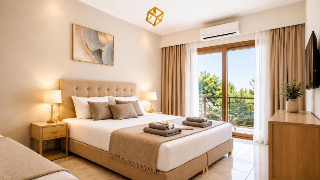 ein Schlafzimmer mit einem großen Bett und einem großen Fenster in der Unterkunft Artemida Pansion Georgioupolis in Kournás