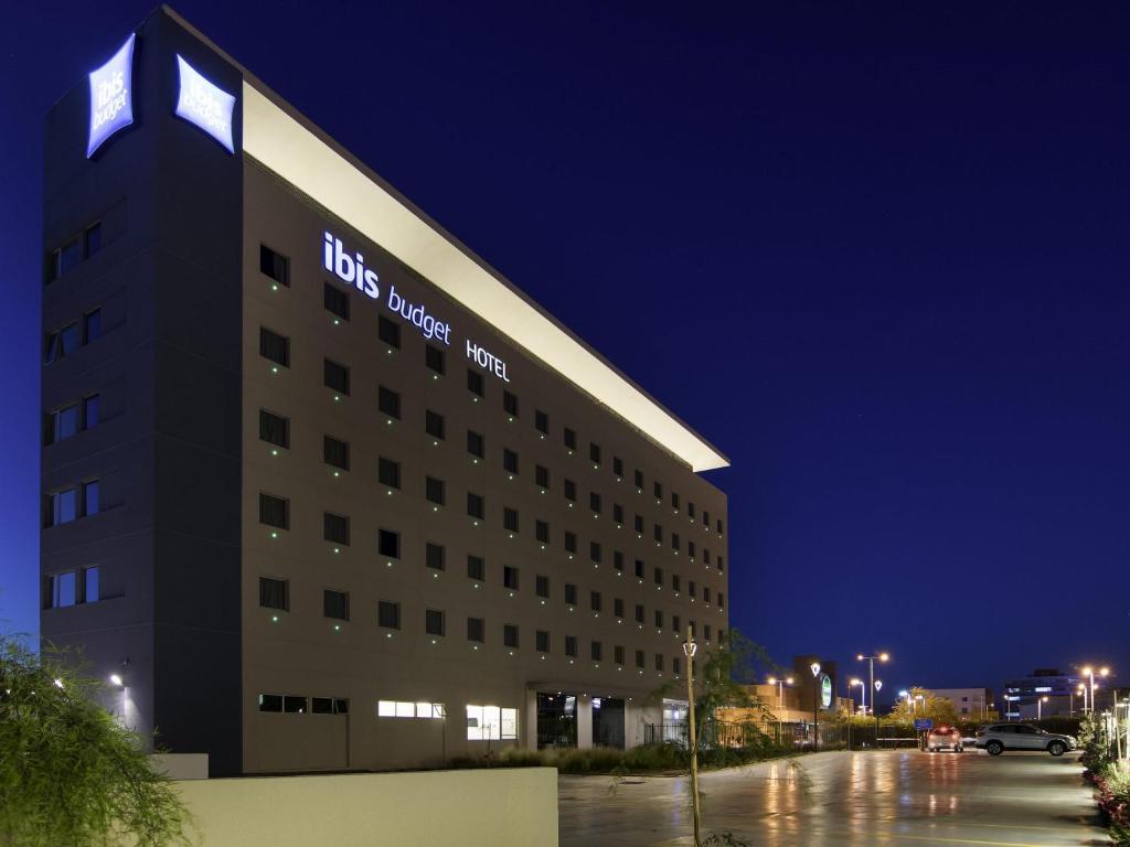 a building with the words los angeles hotel at ibis budget Calama in Calama