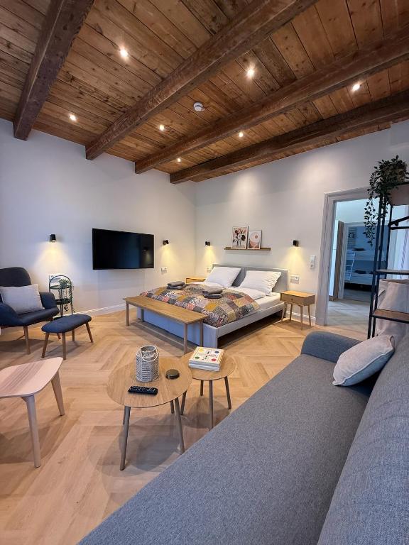 a living room with a couch and a tv at Villa Manninga in Krummhörn