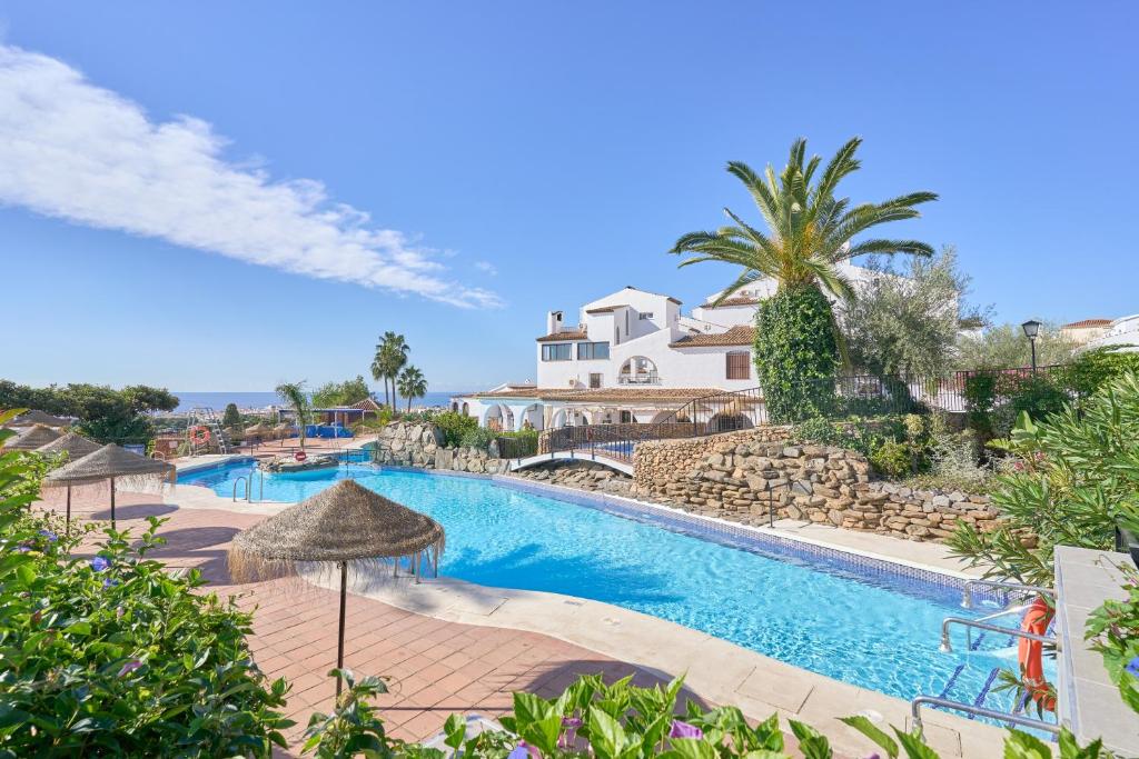 a view of a swimming pool in a resort at Villa en Capistrano V. 4 a 9 plazas in Nerja