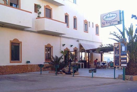 um edifício com um sinal em frente em Hotel Belvedere Lampedusa em Lampedusa