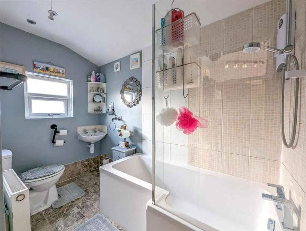 Quirky large Victorian house with private parking