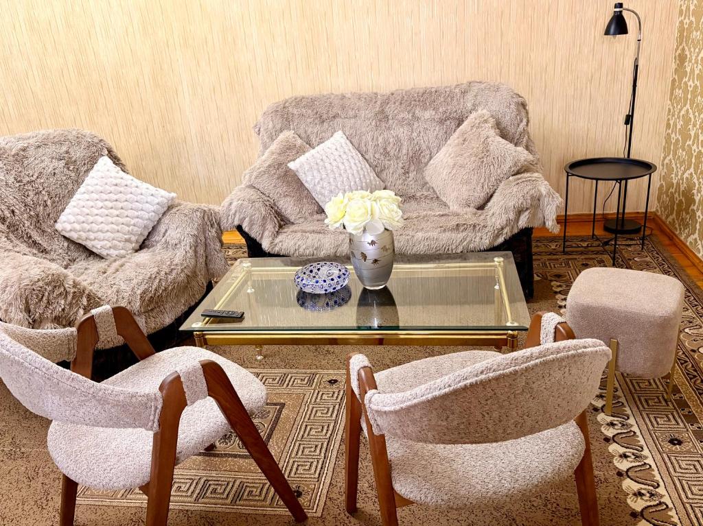 a living room with a couch and a table and two chairs at SDD Brothers - Дом с балконом в сердце Тбилиси in Tbilisi City
