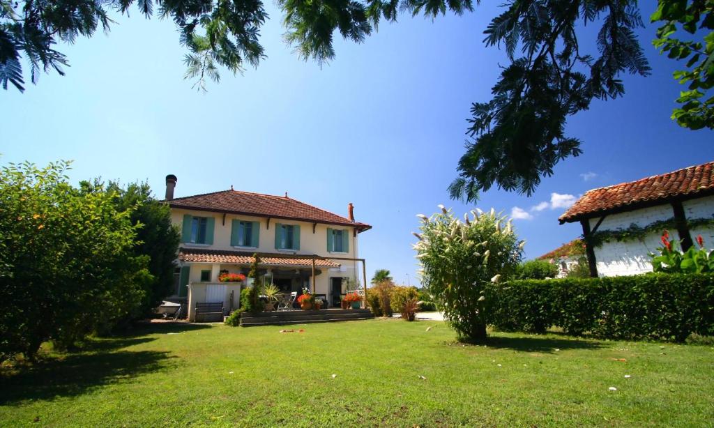 une grande maison avec une cour et un bâtiment dans l'établissement L'Estanquet Bed and Breakfast pdj offert, à Gastes