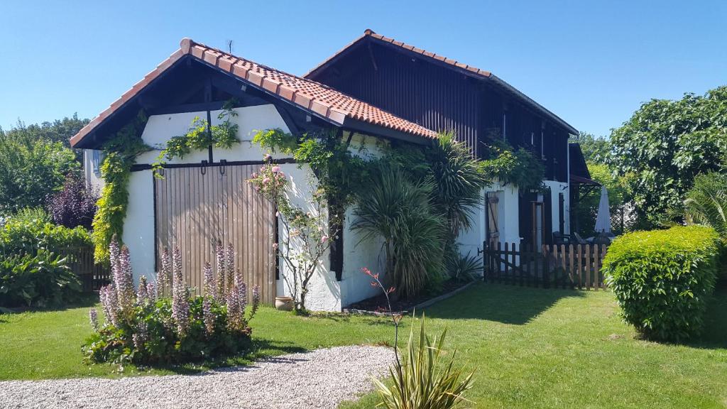 a small house with a gate in a yard at L&#39;Estanquet Bed and Breakfast pdj offert in Gastes