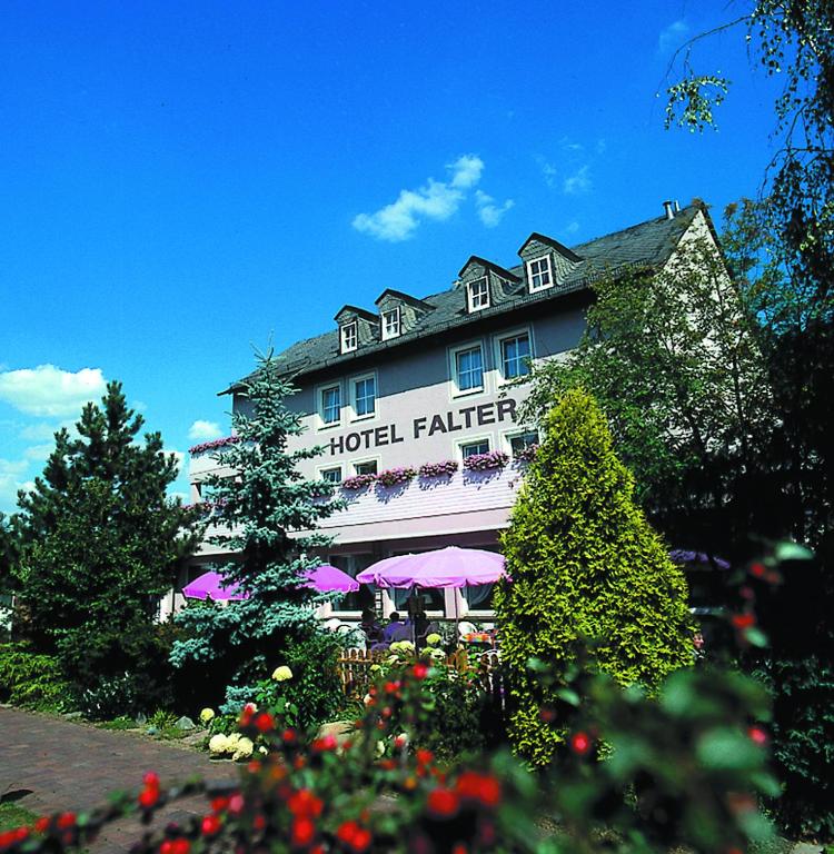 ホーフにあるHotel Falterのピンクの傘を持つホテル