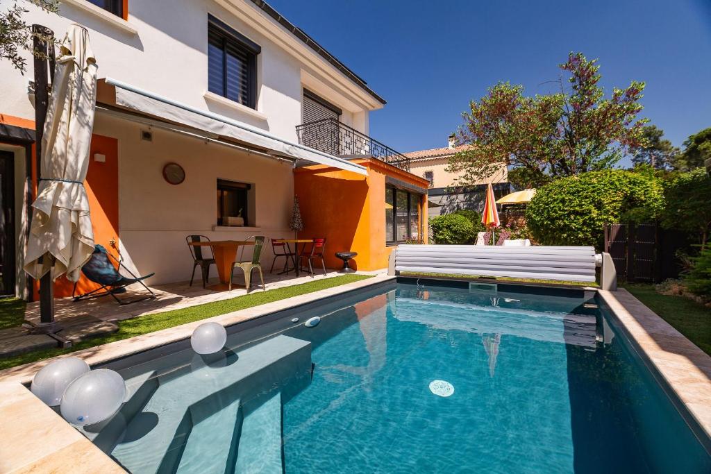a swimming pool in the backyard of a house at La Maison Pop avec Piscine Privée in Romans-sur-Isère