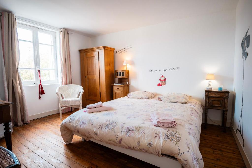 a bedroom with a large bed and a window at Chambre privative Dives Cabourg in Dives-sur-Mer