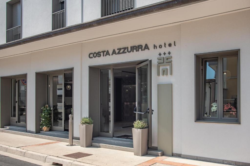 eine Gebäudefassade mit Glastüren in der Unterkunft Hotel Costa Azzurra in Grado
